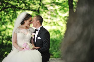 Birbirimizi moda mutlu ve gülümseyerek Düğün çifti 