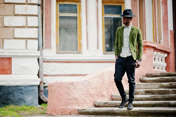 Retrato de moda de hombre afroamericano negro en terciopelo verde j — Foto de Stock