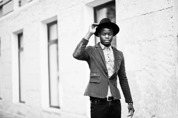 緑のベルベットj上の黒人アフリカ系アメリカ人男性のファッション肖像画 — ストック写真