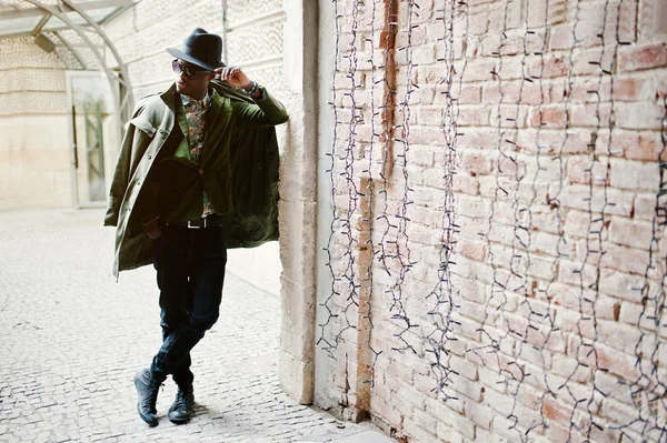 Portrait de mode d'homme noir afro-américain sur velours vert j — Photo