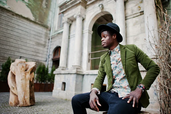 Retrato de moda de homem negro afro-americano em veludo verde j — Fotografia de Stock