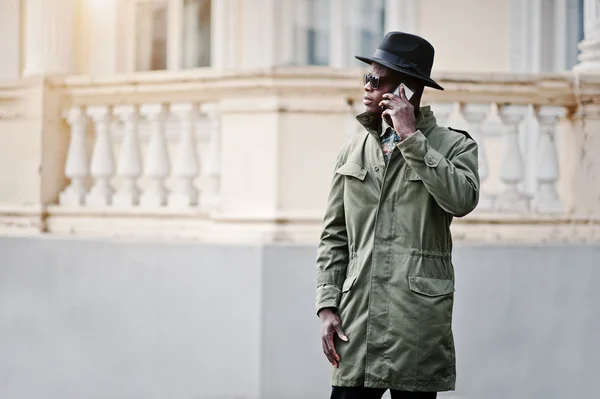 Divat a zöld kabát clo fekete afrikai amerikai férfi portréja — Stock Fotó