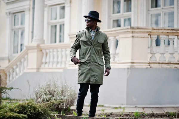 Retrato de moda do homem negro afro-americano sobre casaco verde clo — Fotografia de Stock