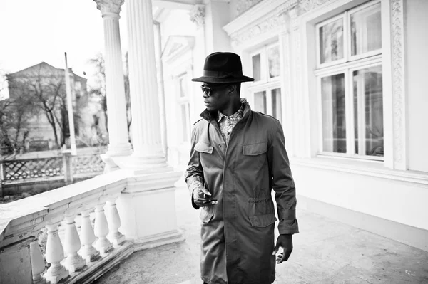 Mode porträtt av svart amerikansk man på grön kappa clo — Stockfoto