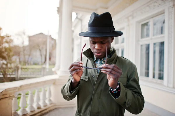 Divat a zöld kabát clo fekete afrikai amerikai férfi portréja — Stock Fotó