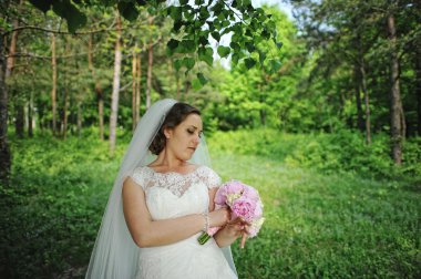 Şakayık düğün buket wo boyuyla, ile sevimli gelin portresi