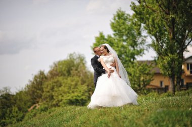 Muhteşem Düğün çifti tepede, damat öpücük gelin