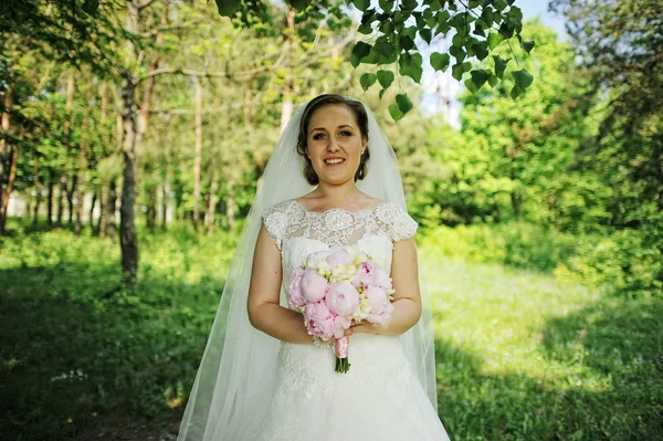 手でシャクヤクのウェディング ブーケと微笑んで花嫁の肖像画 — ストック写真