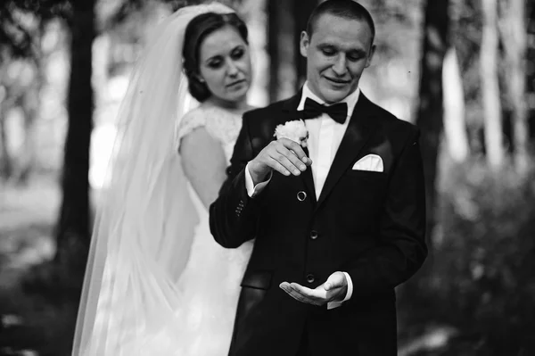 Groom segurando anéis casados e, em seguida, joga-los. Anéis de casamento — Fotografia de Stock