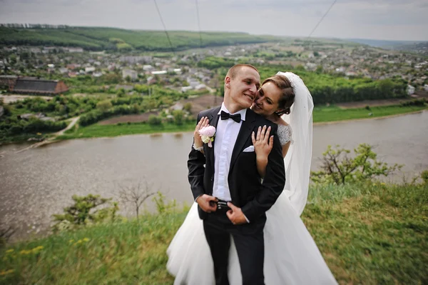 Πανέμορφο γαμήλιο ζεύγος στο λόφο με το ποτάμι και την όμορφη lan — Φωτογραφία Αρχείου