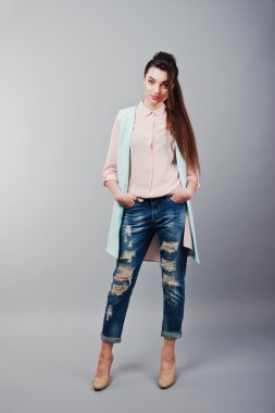 Pembe bluz giyen tam uzunlukta portre genç esmer kız,