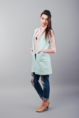 Pembe bluz giyen tam uzunlukta portre genç esmer kız,