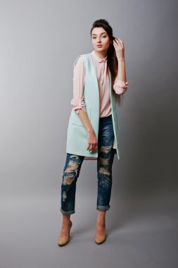 Pembe bluz giyen tam uzunlukta portre genç esmer kız,