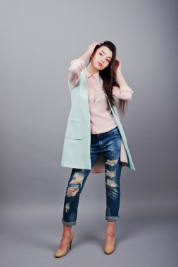 Pembe bluz giyen tam uzunlukta portre genç esmer kız,