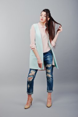 Pembe bluz giyen tam uzunlukta portre genç esmer kız,