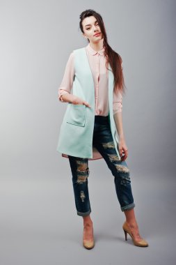 Pembe bluz giyen tam uzunlukta portre genç esmer kız,