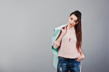 Pembe bluz, turquois giyen genç esmer kız portresi