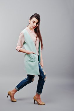 Pembe bluz giyen tam uzunlukta portre genç esmer kız,