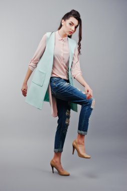 Pembe bluz giyen tam uzunlukta portre genç esmer kız,