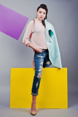 Güzel kız oturan tam uzunlukta, yeşil boş adver tutarak