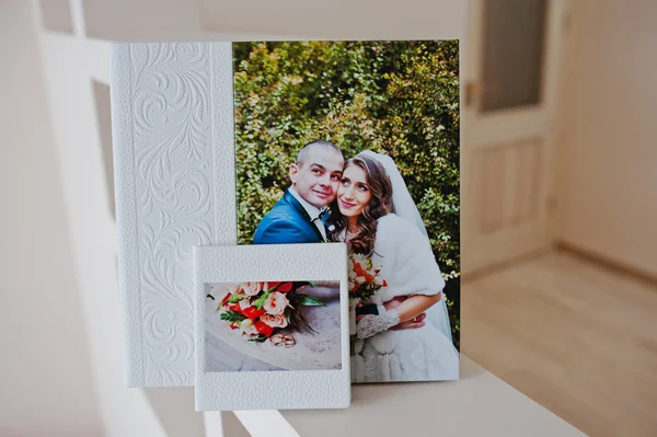 Hochzeitsalbum aus weißem Leder mit Foto auf Leinwand von Brautpaaren — Stockfoto