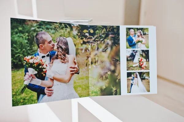 Páginas dobles de libro de fotos de boda con pareja de boda — Foto de Stock