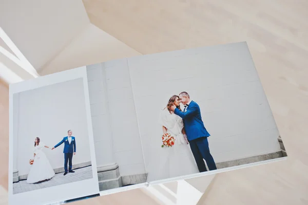 Páginas duplas de livro de fotos de casamento com casal de casamento — Fotografia de Stock