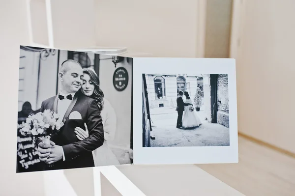Páginas duplas de livro de fotos de casamento com casal de casamento — Fotografia de Stock