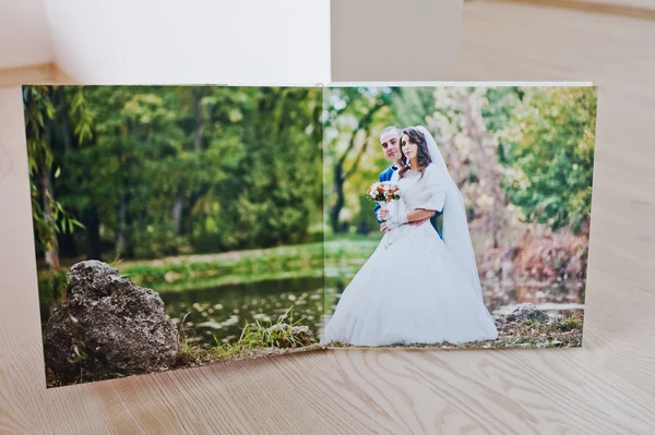 Dual pages of wedding photo book with wedding couple — Stock Photo, Image