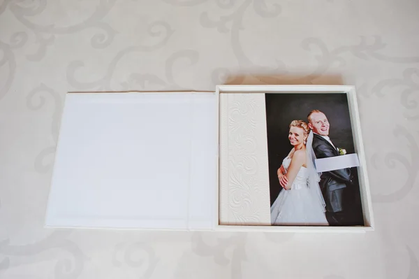 Bílá kůže svatební album s foto na plátně novomanželé — Stock fotografie