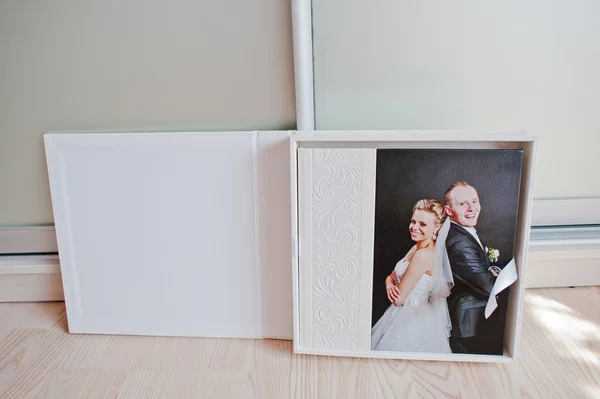 Álbum de casamento de couro branco com foto em tela de recém-casados — Fotografia de Stock