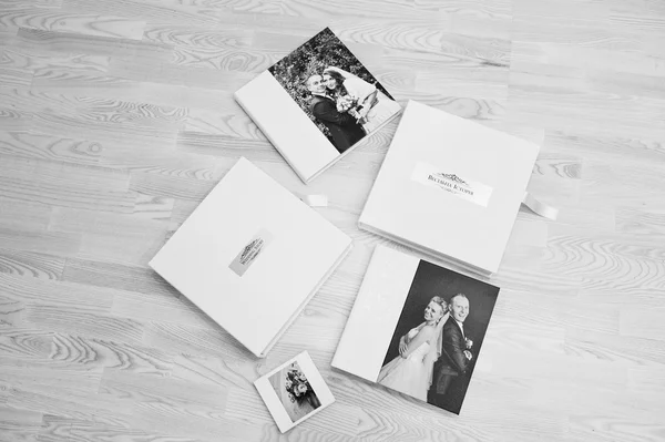 Conjunto de álbumes de boda y libros de boda en fondo de madera — Foto de Stock