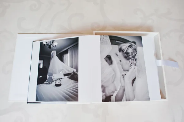 Double pages de livre photo de mariage avec couple de mariage — Photo