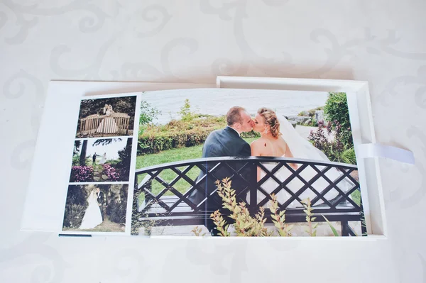 Dual pages of wedding photo book with wedding couple — Stock Photo, Image
