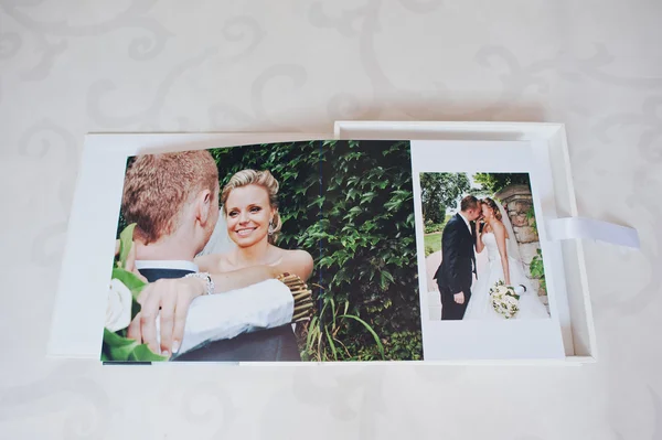 Dual pages of wedding photo book with wedding couple — Stock Photo, Image