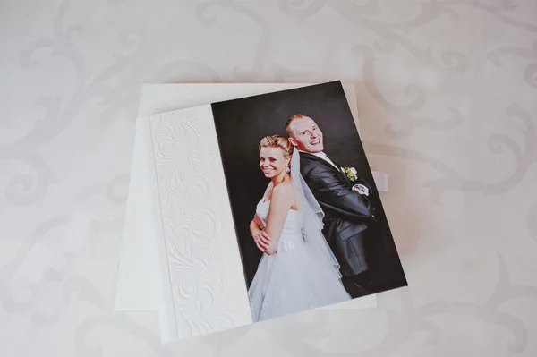 White leather wedding album with photo on canvas of newlyweds — Stock Photo, Image