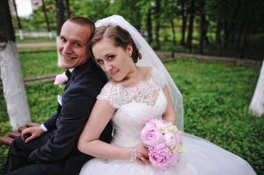 Evlilik çift eğik bankta oturan birbirine destek verdi