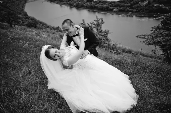 Wspaniały ślub para na wzgórzu, z rzeki i piękne lan — Zdjęcie stockowe