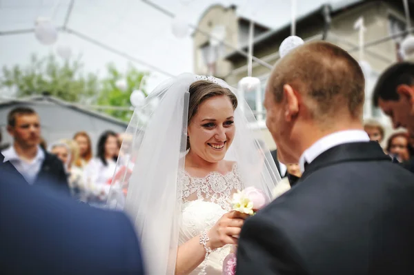 Noiva encontra noivo na cerimônia de casamento — Fotografia de Stock