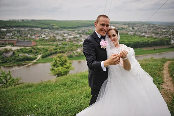 La sposa appoggiata al petto dello sposo. Grande matrimonio coppia sfondo nat — Foto Stock