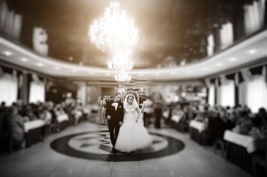 Düğün çift lüks restoranda B&W fotoğraf