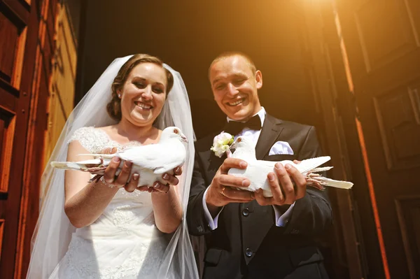 Ζευγάρι χαρωπή γάμου με περιστέρια στο χέρι — Φωτογραφία Αρχείου