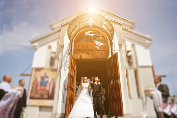 Pár kéz felszabadító fehér galambok esküvői pár nap alatt — Stock Fotó