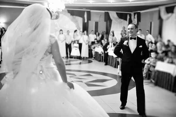 惊人豪华时尚的婚礼夫妇的第一次婚礼的跳舞 — 图库照片