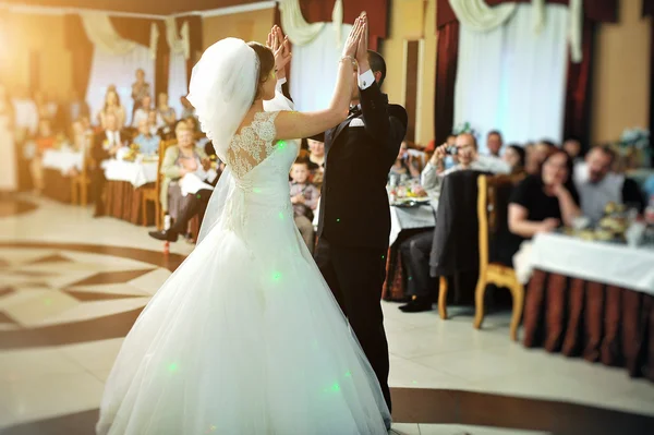 Incrível primeira dança de casamento de casal de casamento elegante no luxo — Fotografia de Stock