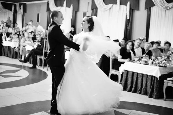 Incrível primeira dança de casamento de casal de casamento elegante no luxo — Fotografia de Stock