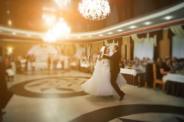 Erstaunlicher erster Hochzeitstanz eines stilvollen Hochzeitspaares im Luxus — Stockfoto