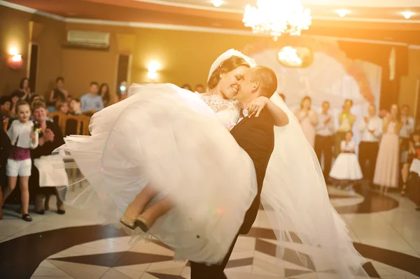 Geweldige eerste huwelijk dans van stijlvolle bruidspaar bij luxe — Stockfoto