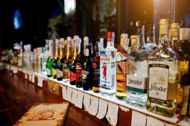 Kiev, Ukrayna - 25 Mart 2016: Çeşitli alkollü içecekler bott