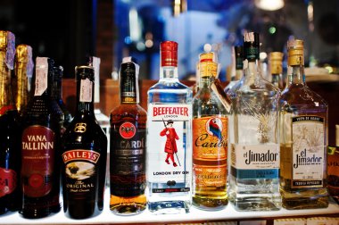 Kiev, Ukrayna - 25 Mart 2016: Çeşitli alkollü içecekler bott